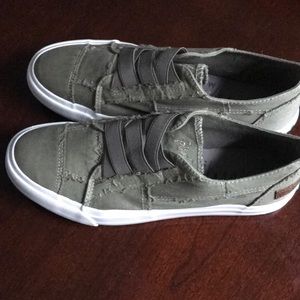 Blowfish Malibu shoes size 9 beige new